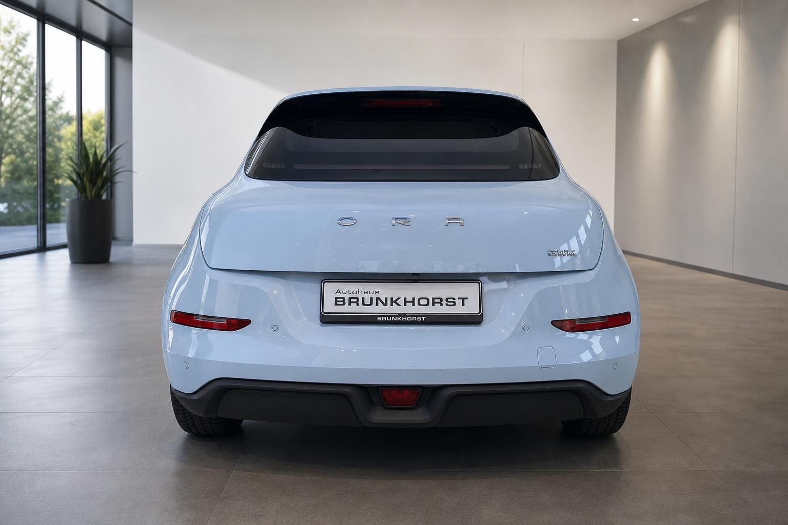 ORA Elektroauto Heckansicht in Hellblau mit Kennzeichenhalter Brunkhorst