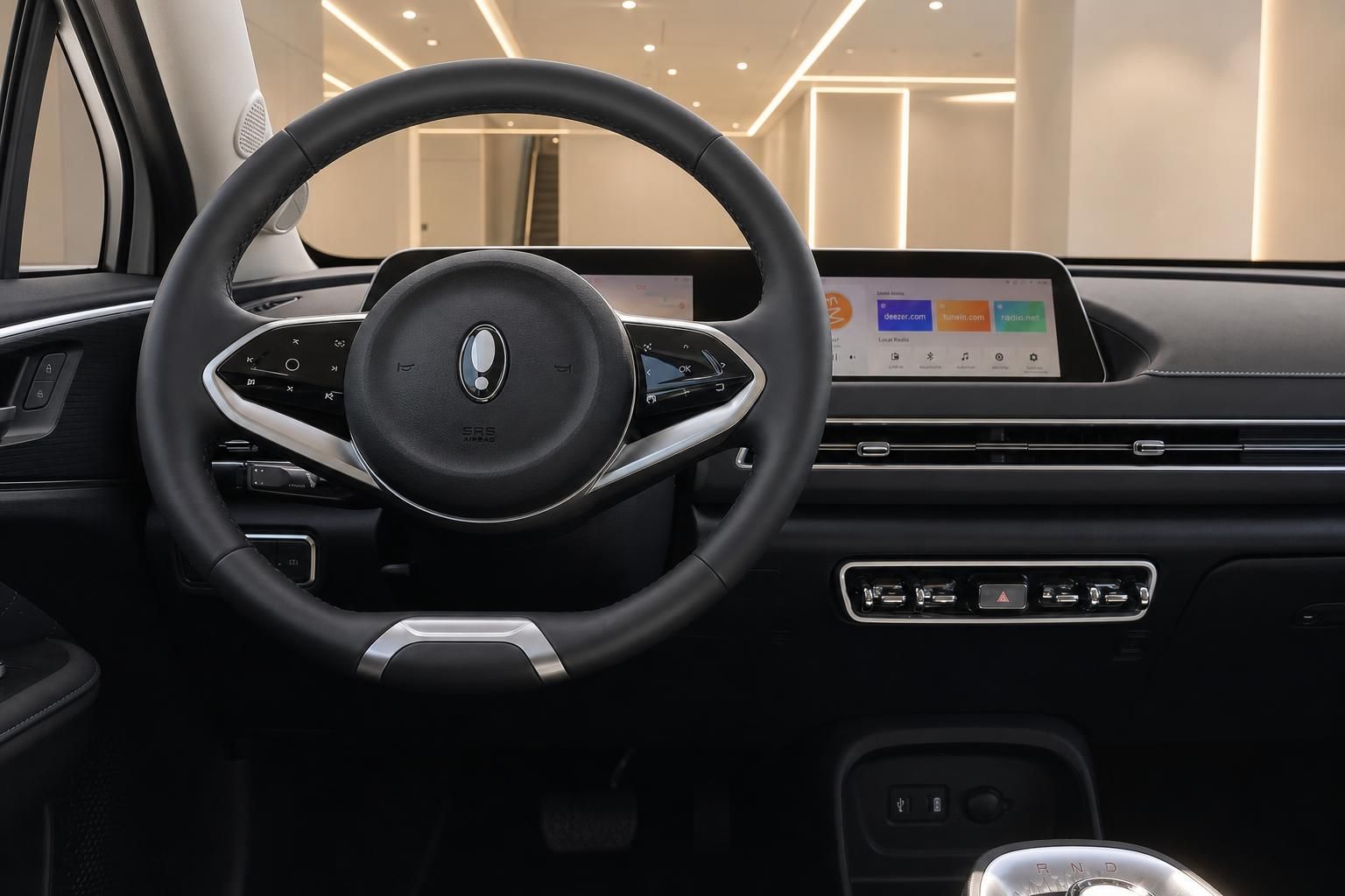 ORA Innenraum Cockpit mit Lenkrad und Infotainment-Display
