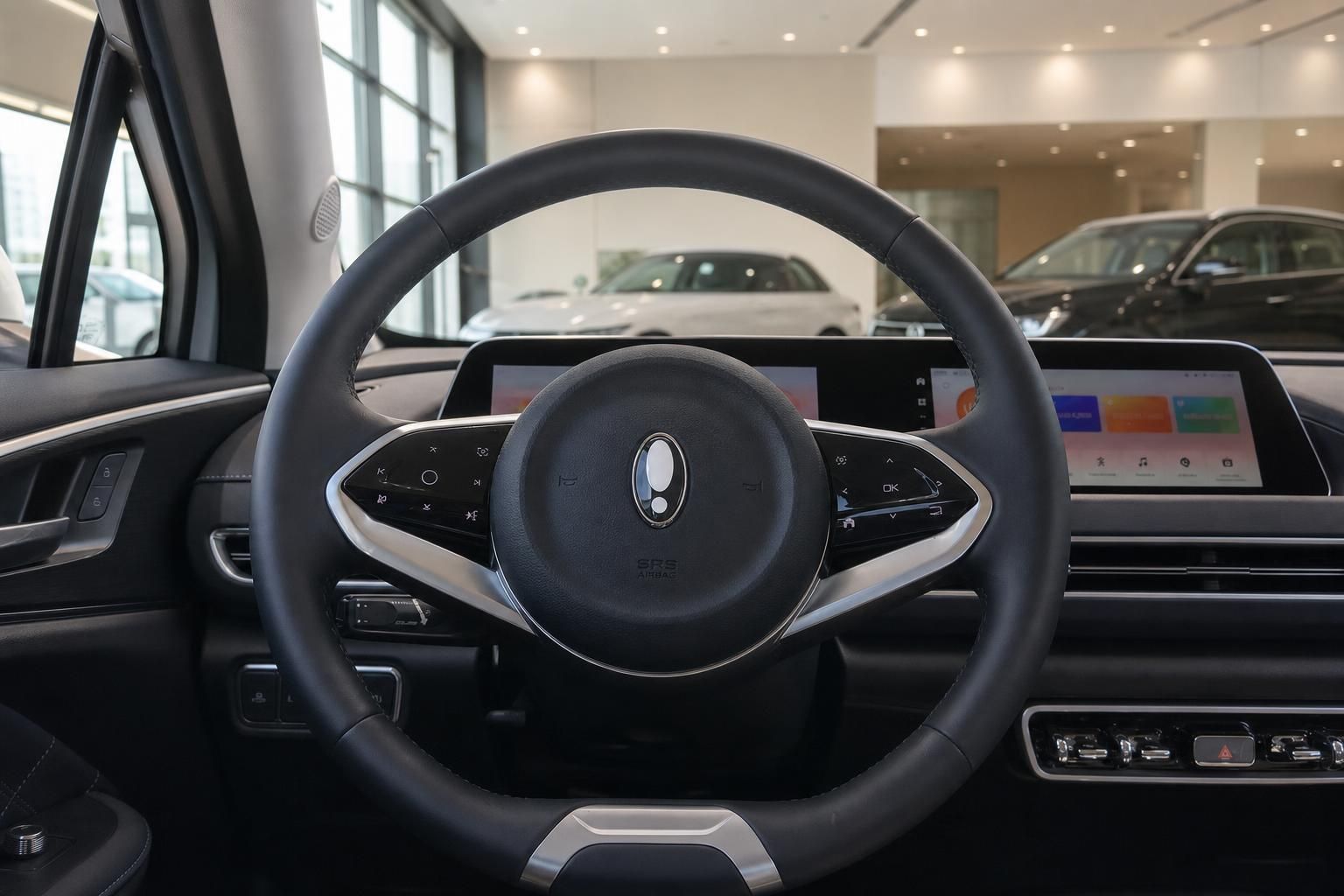Cockpit mit Lenkrad und Digitaldisplay im Fahrzeuginnenraum