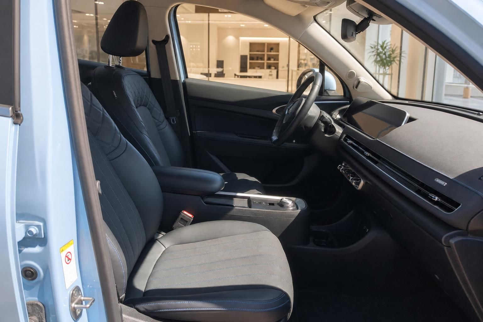 Vorderes Interieur mit Ledersitzen und Mittelkonsole des Fahrzeugs
