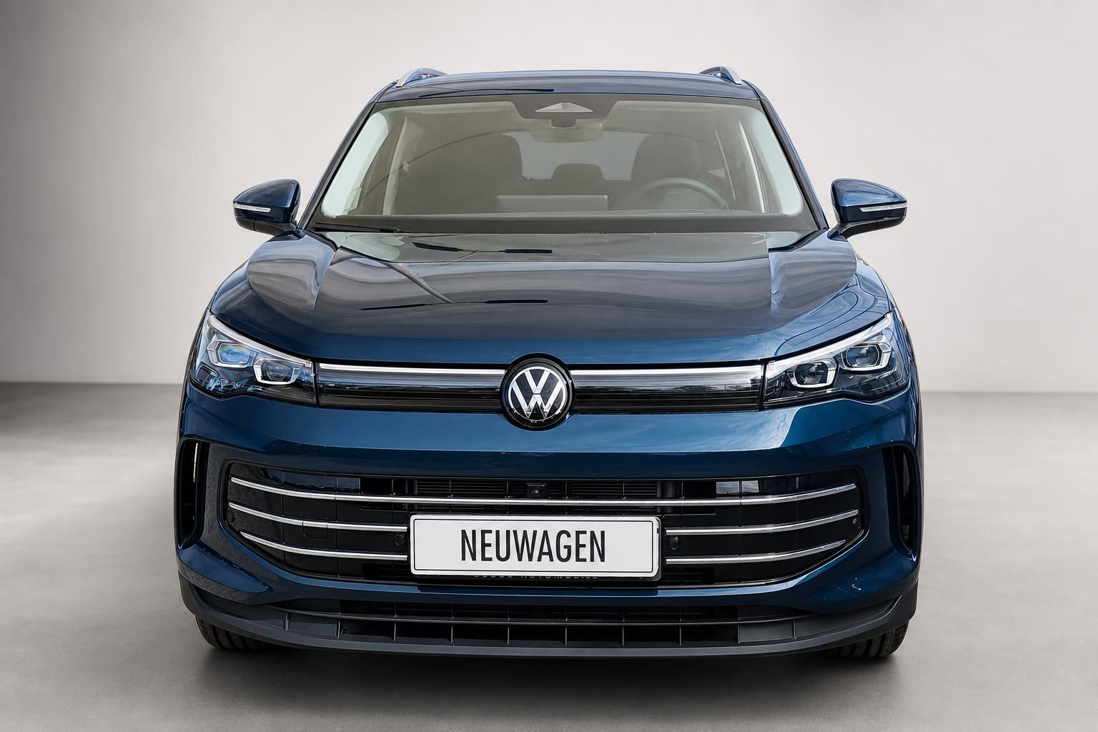 VW Tiguan blau Frontansicht Neuwagen mit LED-Scheinwerfern im Studio