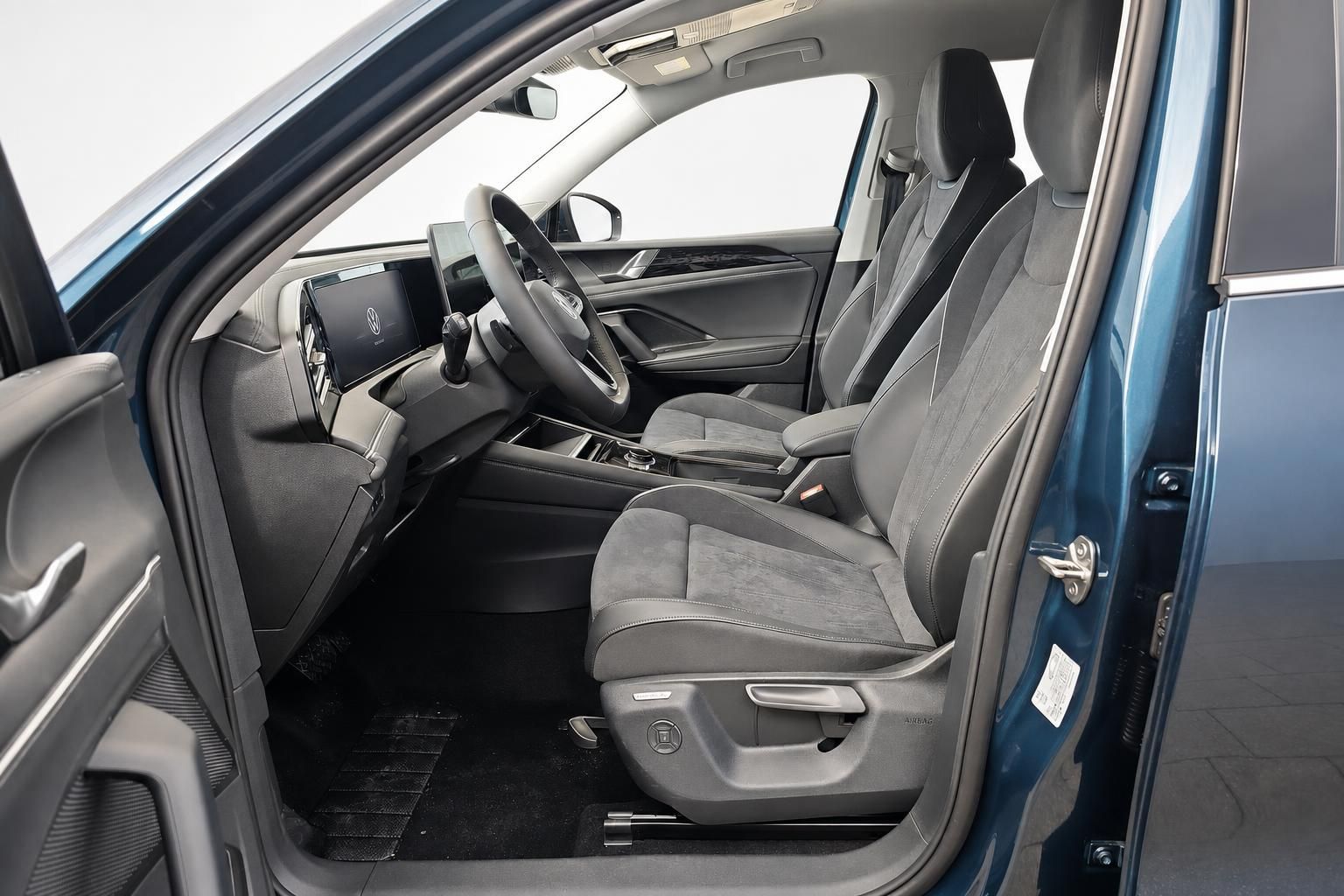 VW Tiguan Fahrersitz und Armaturenbrett Blick durch offene Tuer