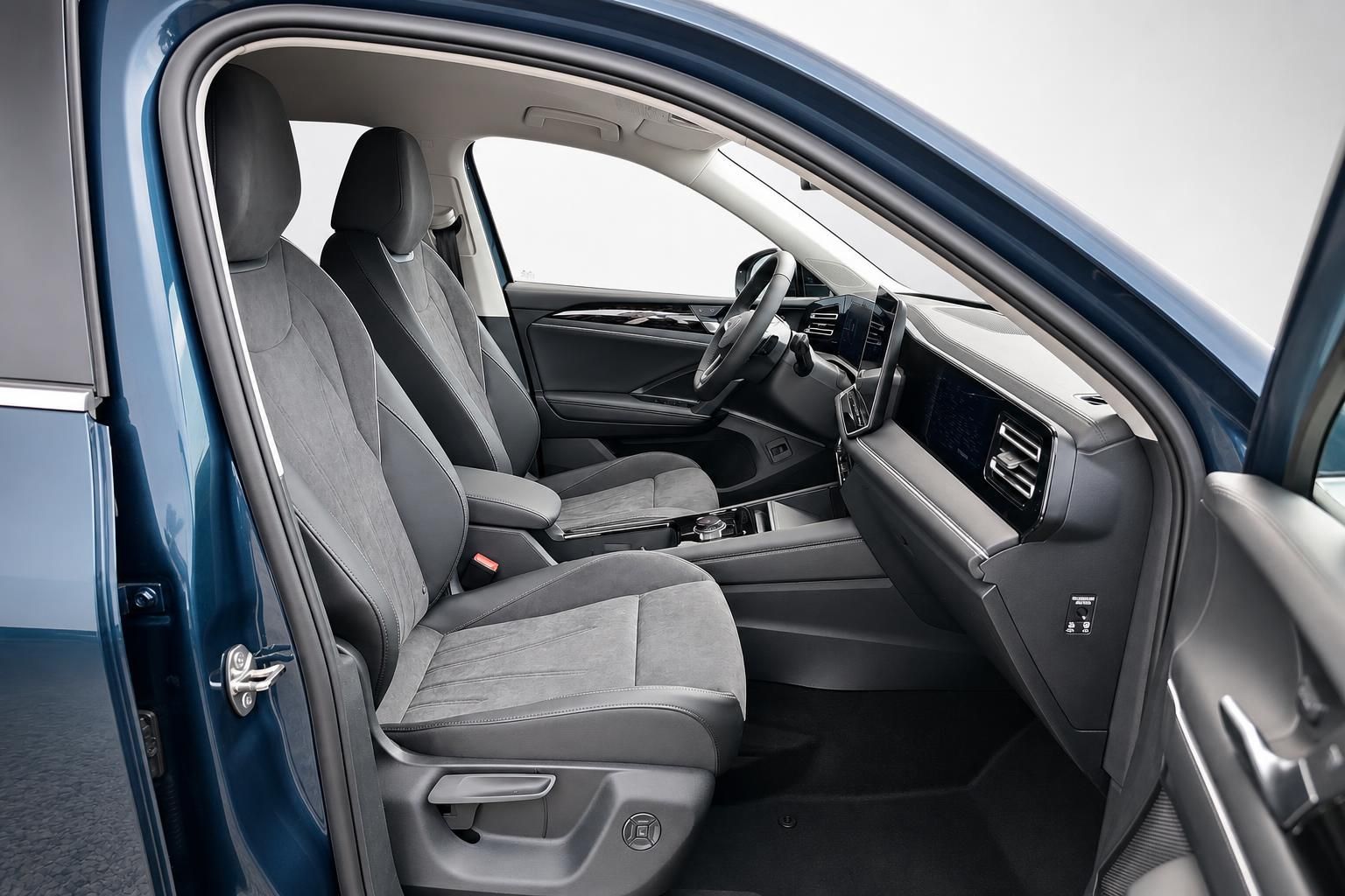 VW Tiguan Innenraum Vordersitze und Armaturenbrett mit Sportsitzen