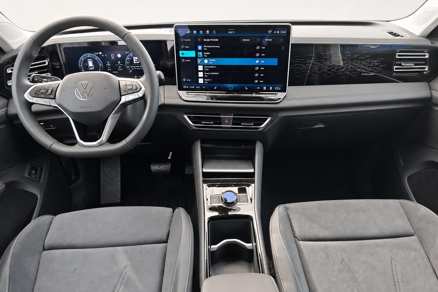 VW Tiguan Cockpit mit Lenkrad und digitalem Infotainment-Display