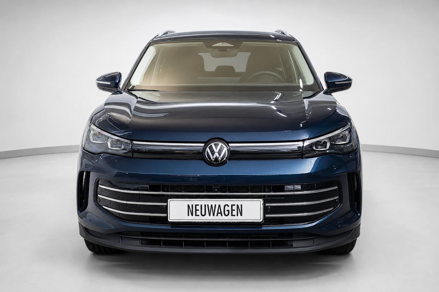 VW Tiguan blau Frontansicht Neuwagen im Fotostudio