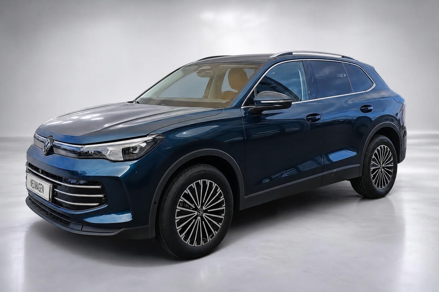 VW Tiguan blau Seitenansicht vorne Neuwagen Studio
