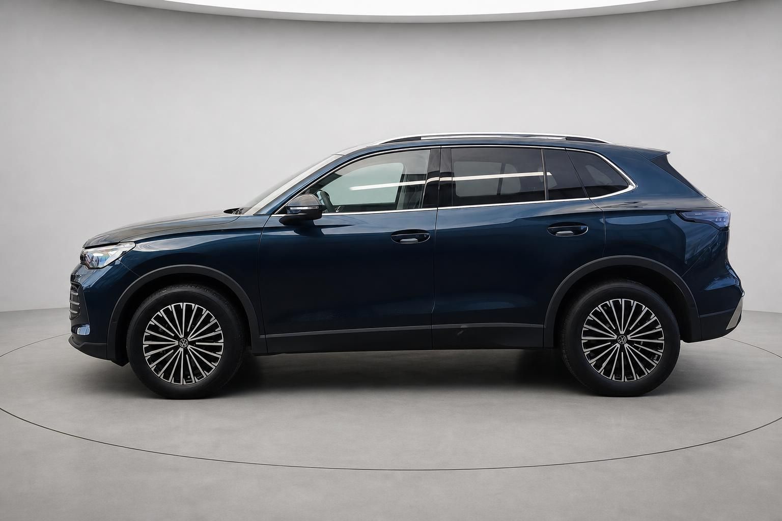 VW Tiguan blau Seitenansicht komplett Neuwagen Studio