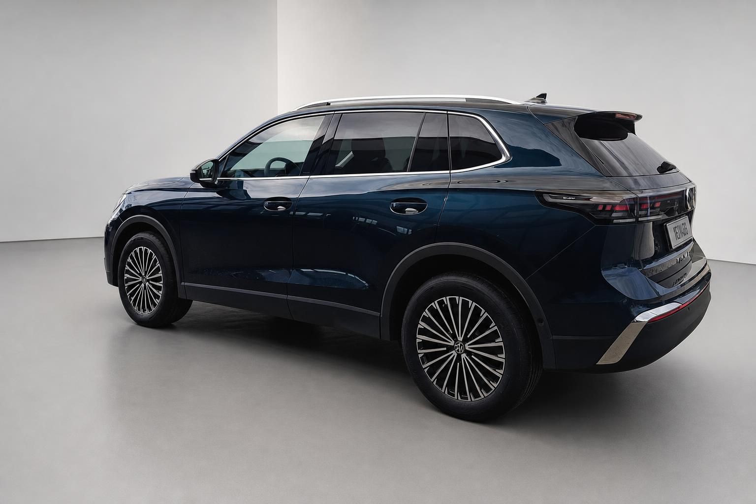 VW Tiguan dunkelblau Heckansicht Dreiviertelperspektive Studio