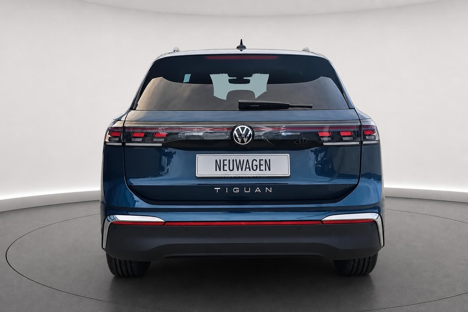 VW Tiguan blau Heckansicht Neuwagen mit Tiguan Schriftzug