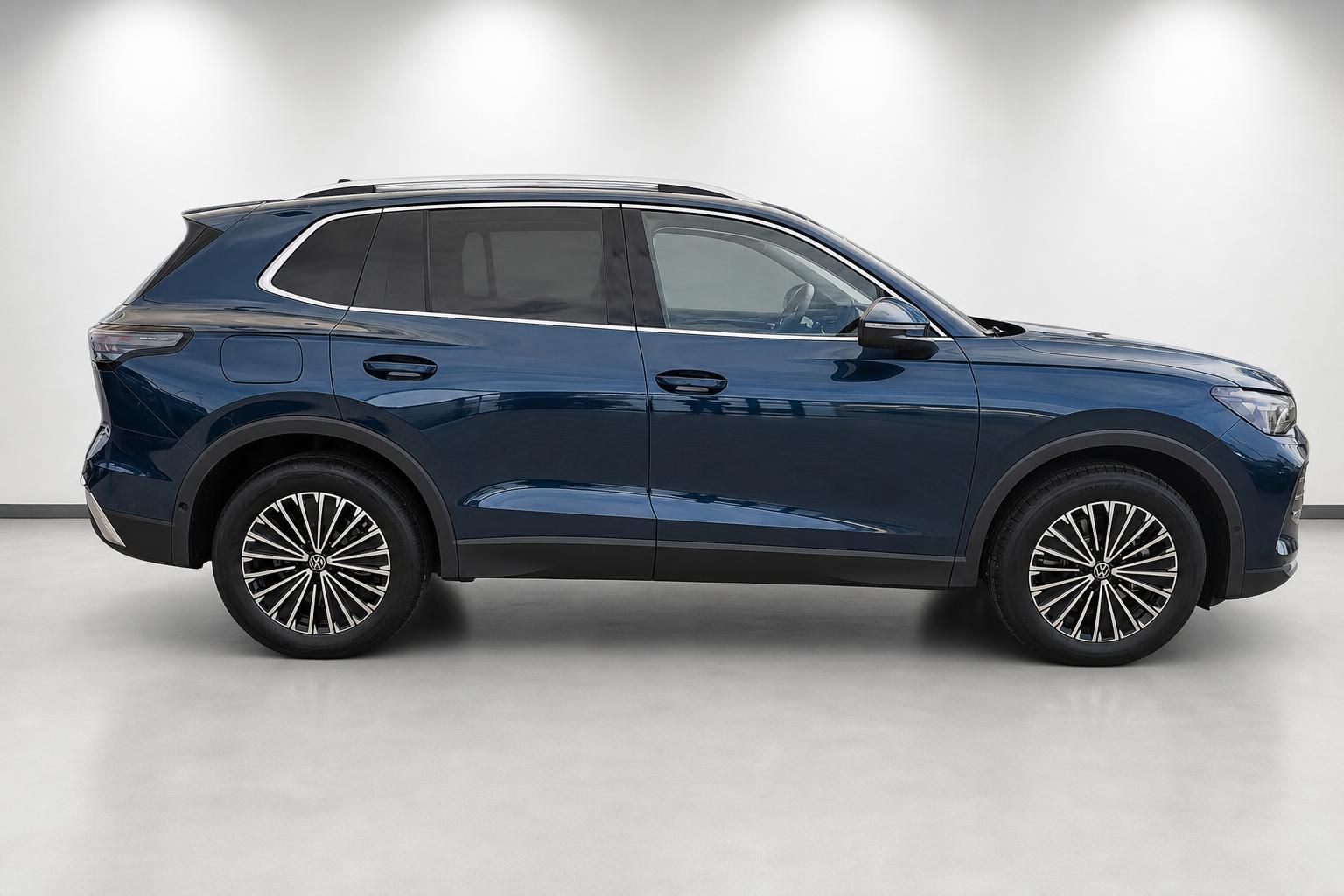 VW Tiguan dunkelblau Seitenansicht Profil Studioaufnahme