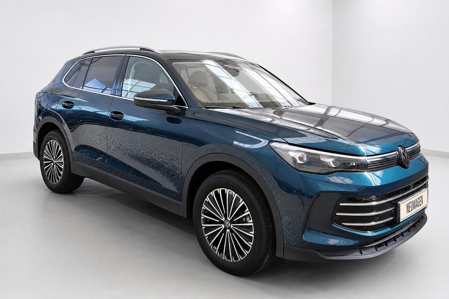 VW Tiguan blau Frontansicht seitlich Neuwagen Studiofoto