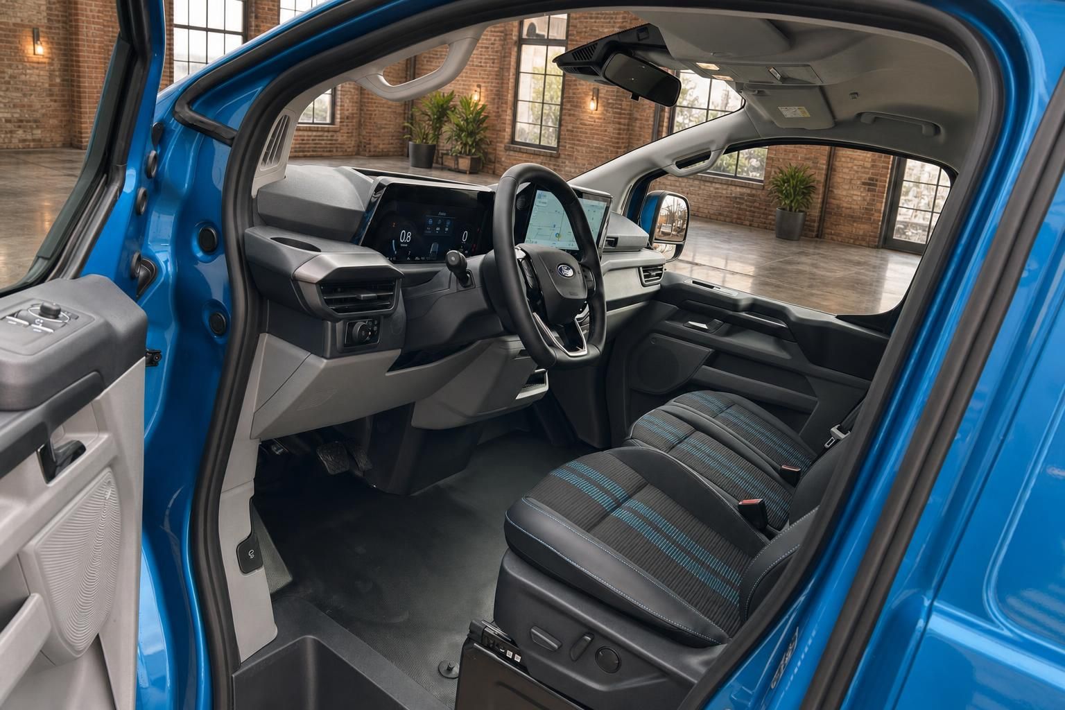 Ford Transit Custom Innenraum Cockpit und Fahrersitz mit offener Tuer
