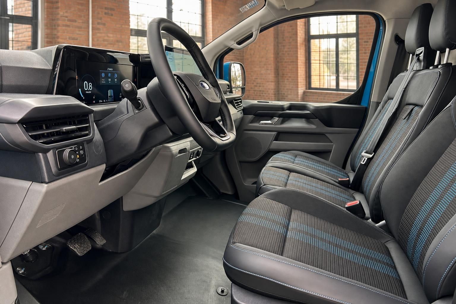 Ford Transit Innenraum mit Vordersitzen und Cockpit im Detail