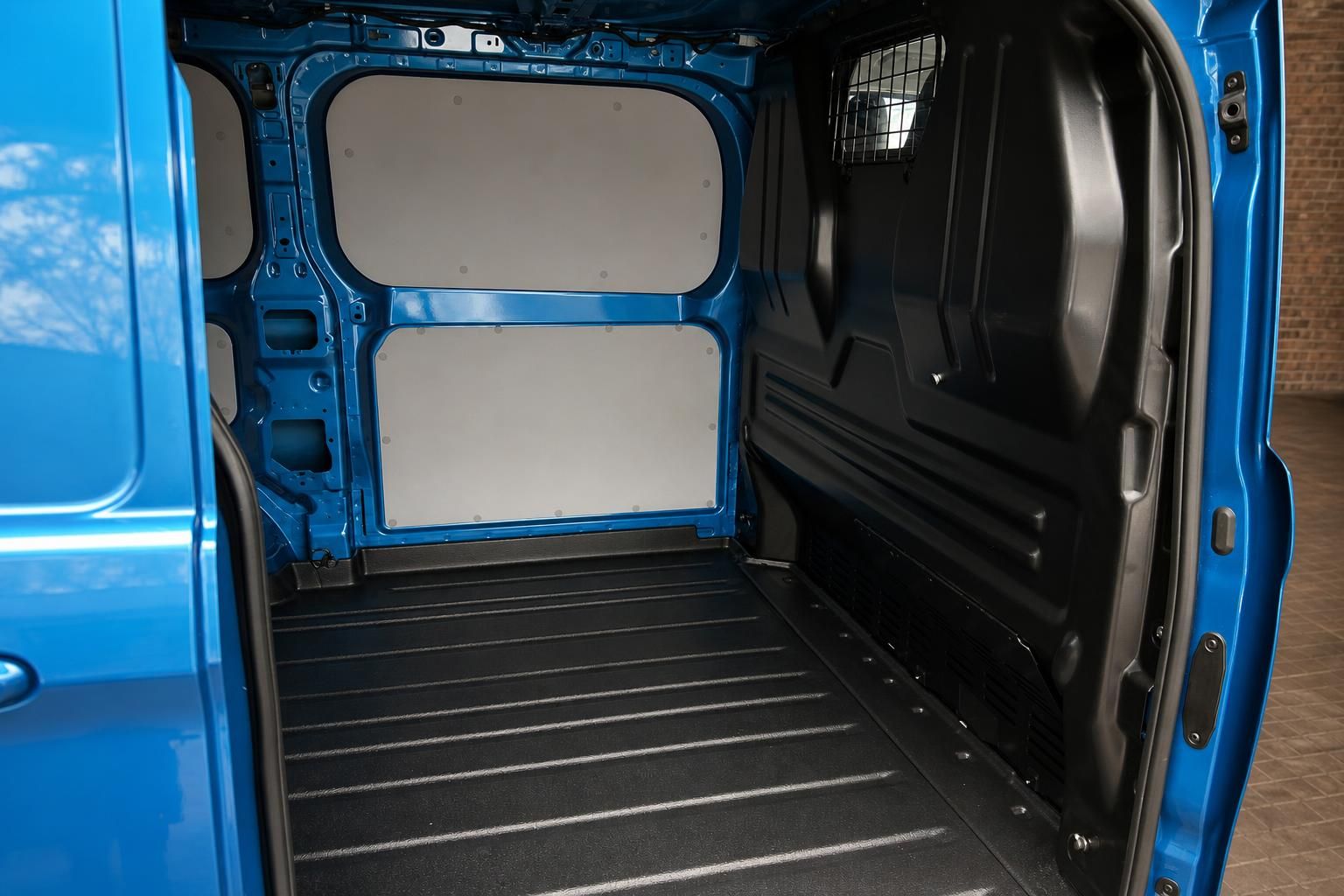 Ford Transit Laderaum leer mit Trennwand und Ladeboden