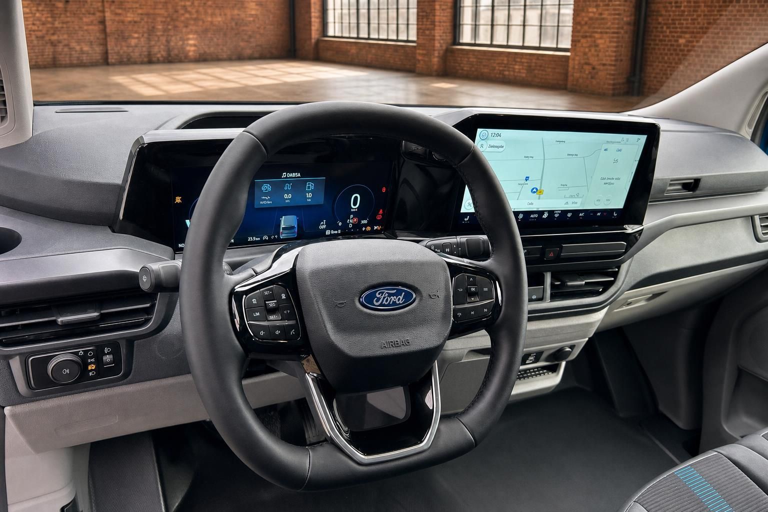 Ford Transit Cockpit mit Lenkrad und großem Touchscreen Display