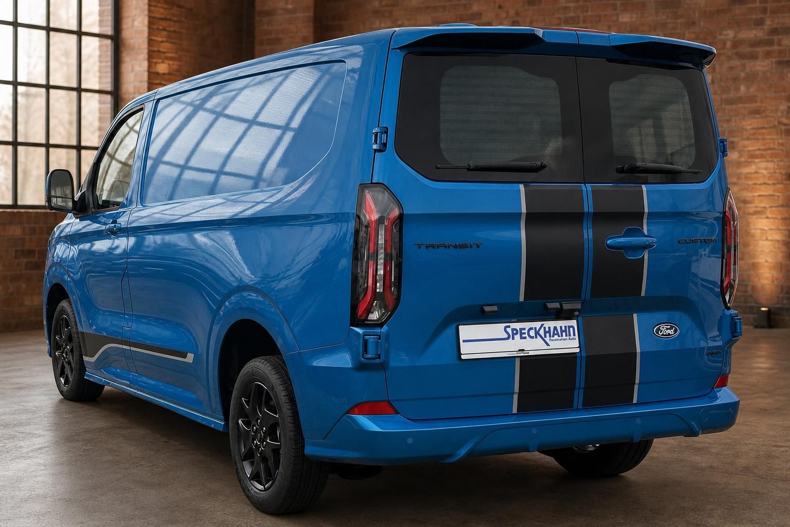 Ford Transit Custom blau, Heckansicht mit Sportstreifen-Design