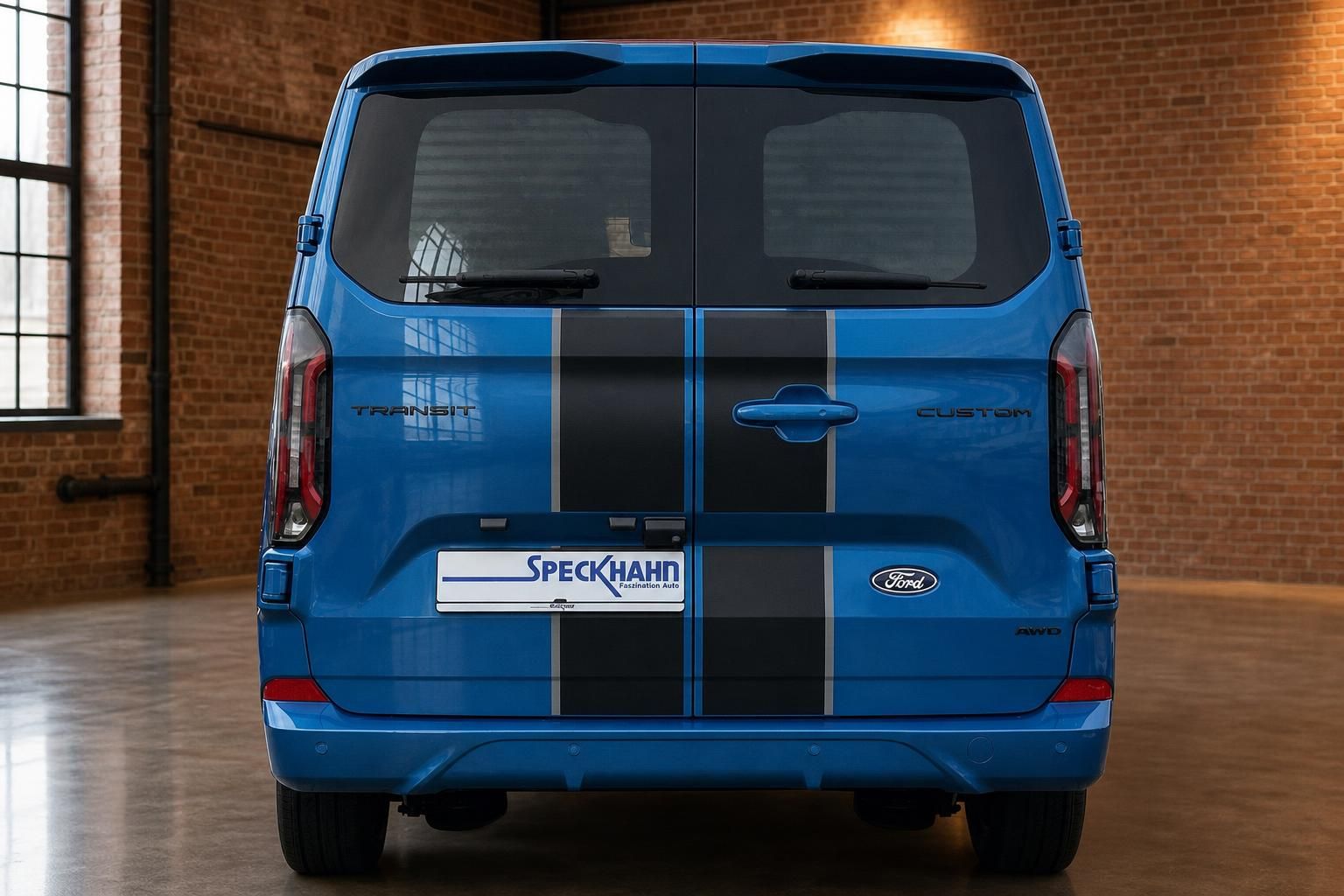 Ford Transit Custom blau, Heckansicht mit Racing-Streifen im Detail
