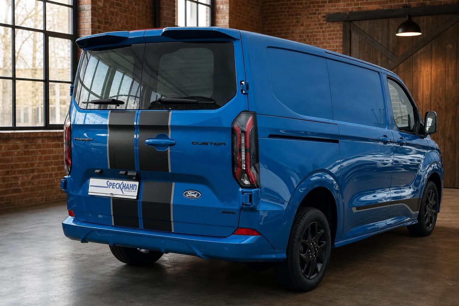 Ford Transit Custom in Blau mit Racing-Streifen, Heckansicht schräg