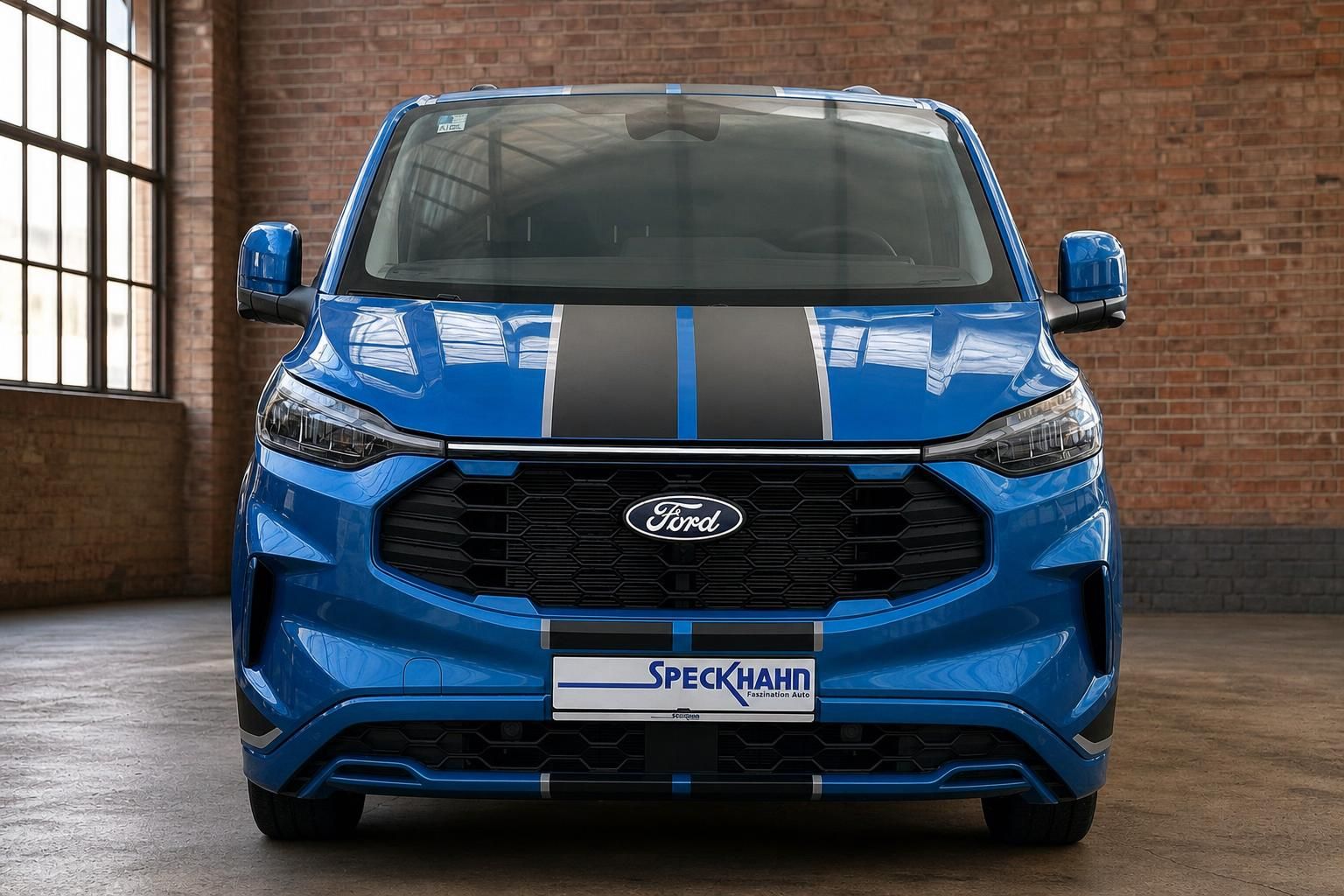 Ford Transit Custom blau Frontansicht mit Sportstreifen in Halle