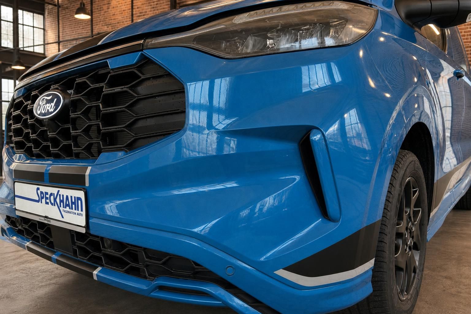 Ford Transit Custom blau Nahaufnahme Frontstoßstange und Kuehlergrill