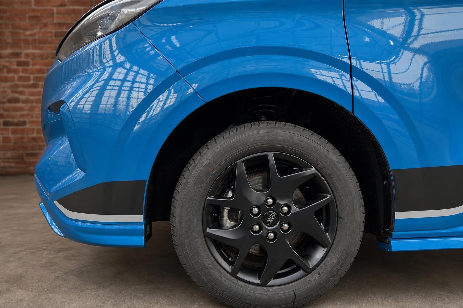 Ford Transit Custom blau Detailansicht Felge und Radkasten vorne