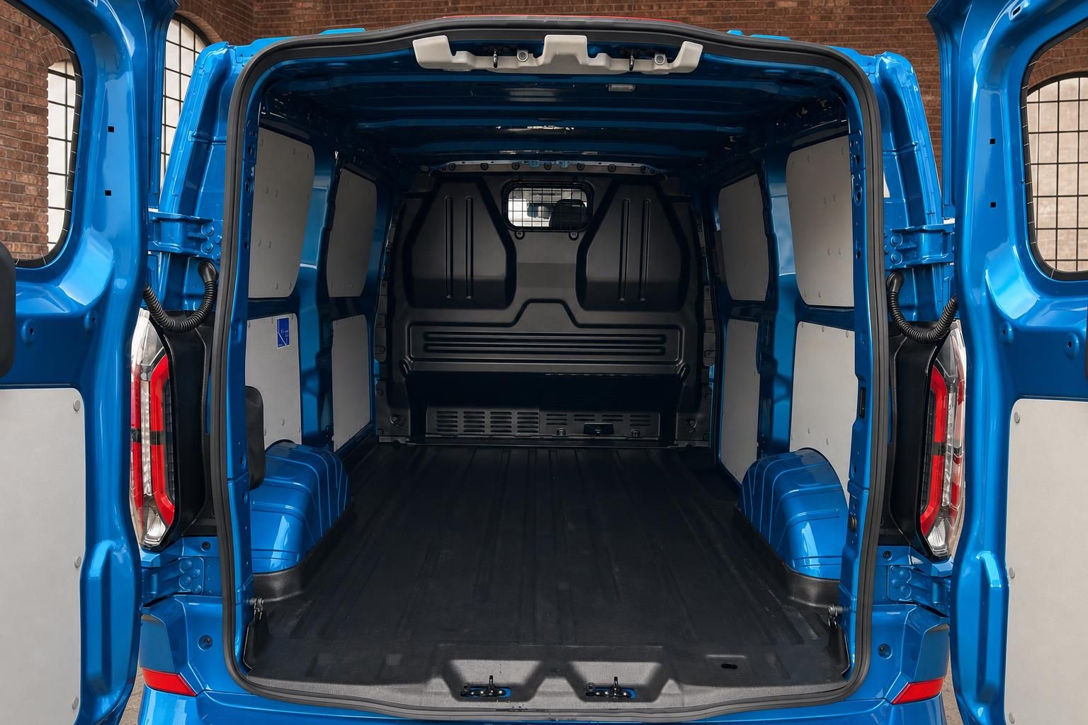 Ford Transit Custom Laderaum von hinten mit geoeffneten Tueren