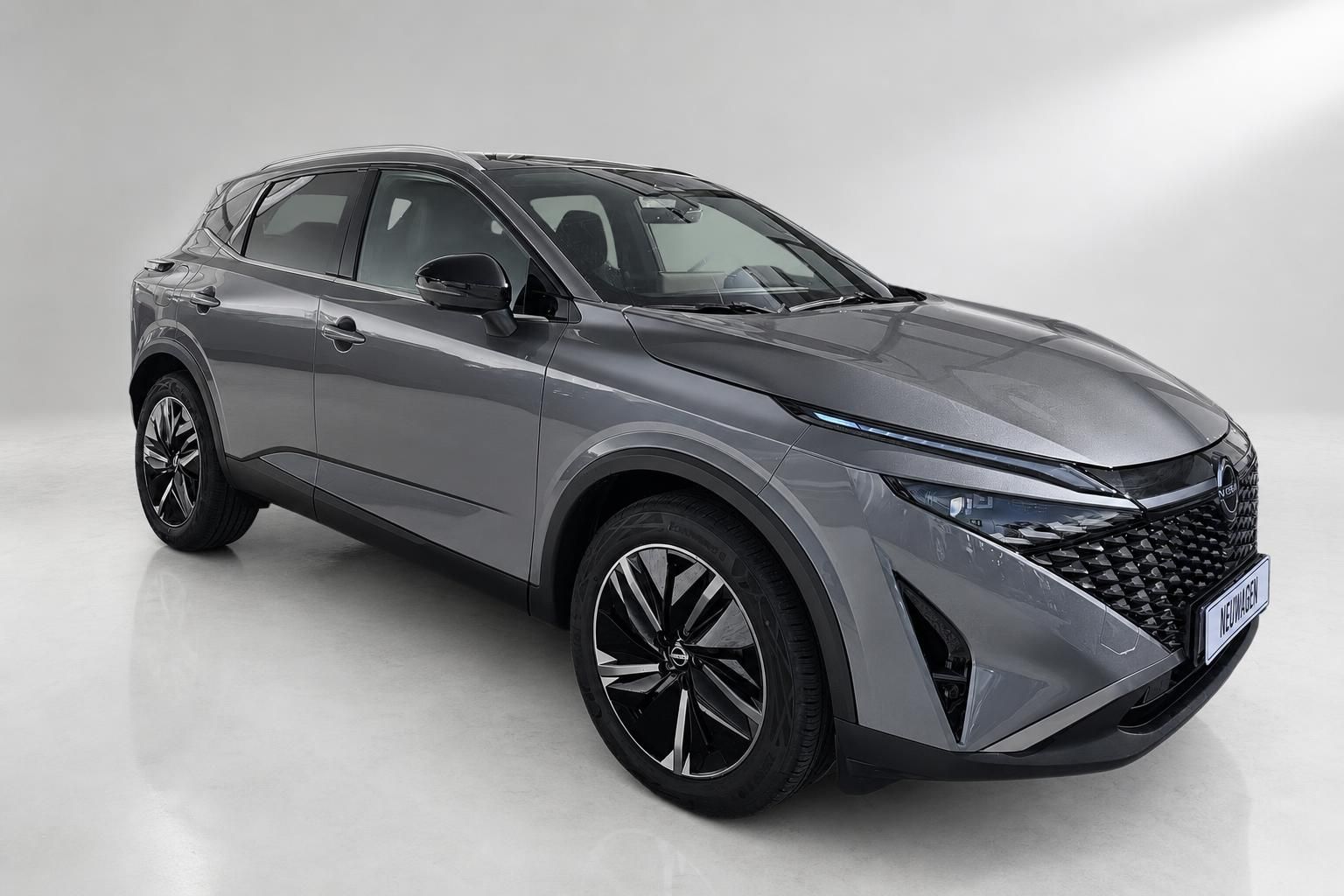 Nissan Qashqai grau, Frontansicht schräg im Studio