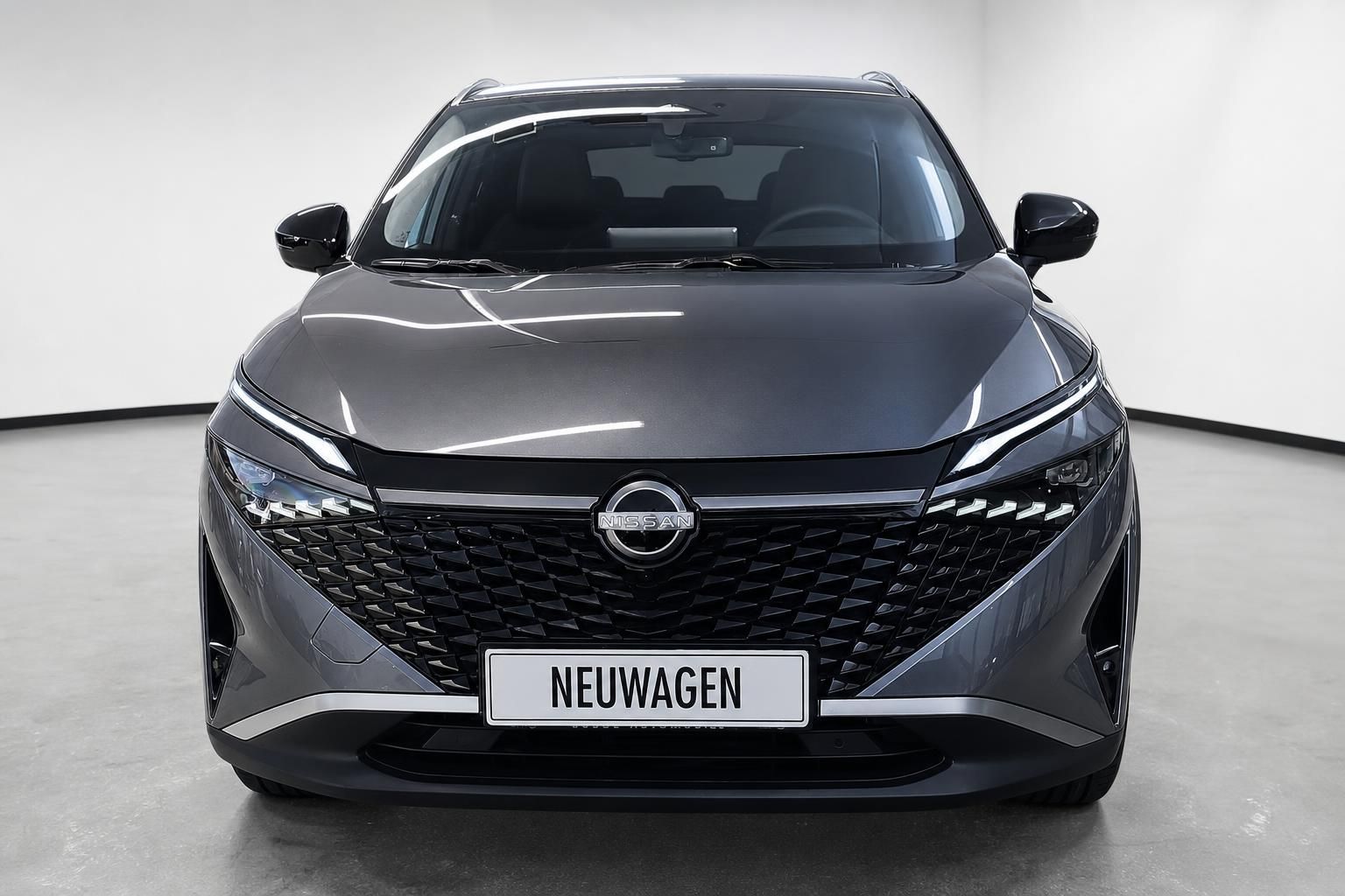 Nissan Qashqai Neuwagen Frontansicht grau metallic im Studio