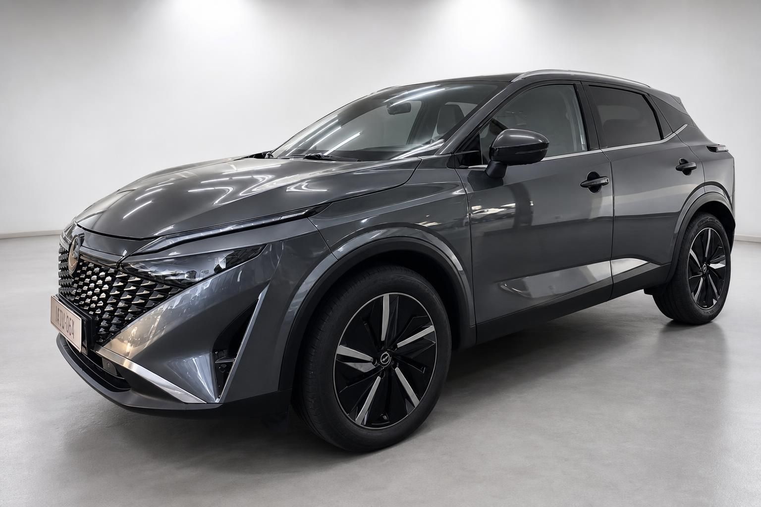 Nissan Qashqai grau Seitenansicht Neuwagen Studioaufnahme