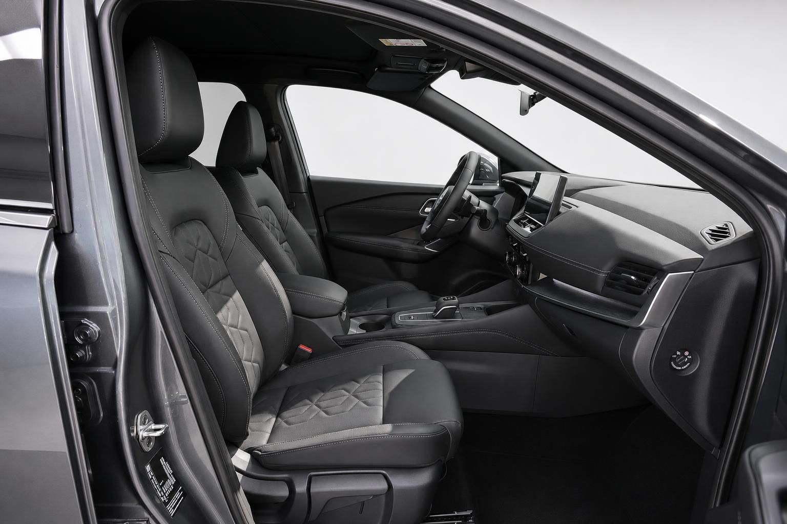 Nissan Innenraum Vordersitze und Armaturenbrett schwarzes Leder