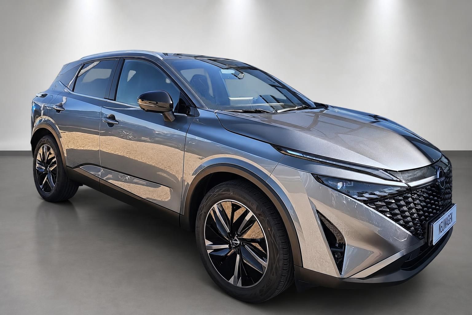 Nissan Qashqai Neuwagen in Bronze-Grau, Frontansicht seitlich