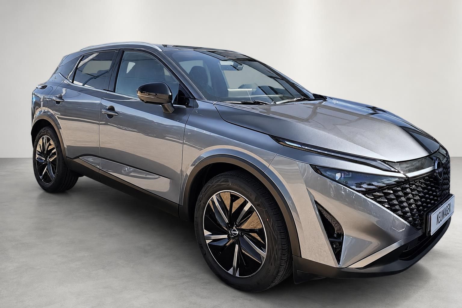 Nissan Qashqai SUV in Grau-Bronze, Frontansicht seitlich im Studio