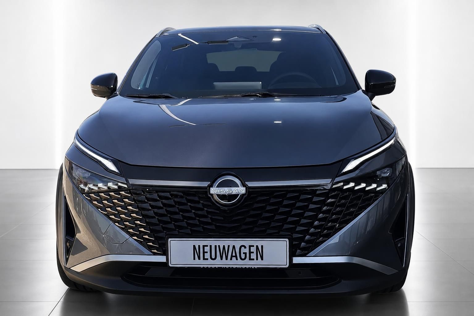 Nissan Qashqai Neuwagen Frontansicht in Dunkelgrau, Studioaufnahme