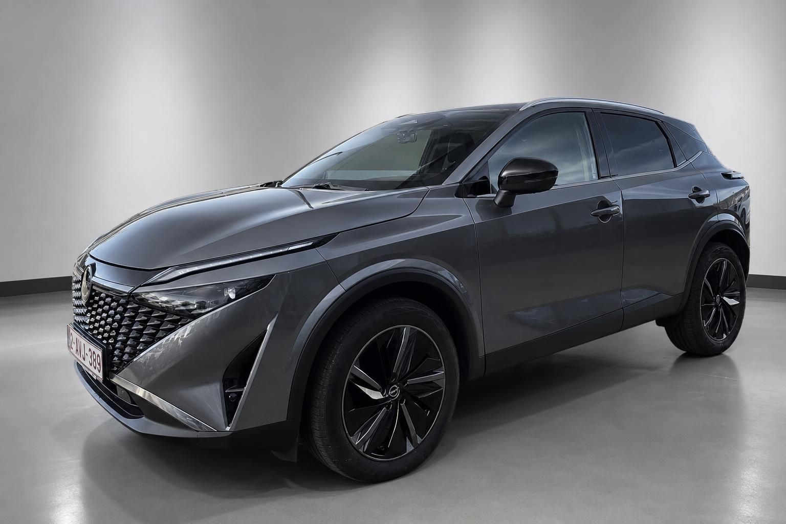 Nissan Qashqai SUV in Grau, Frontansicht seitlich im Studio