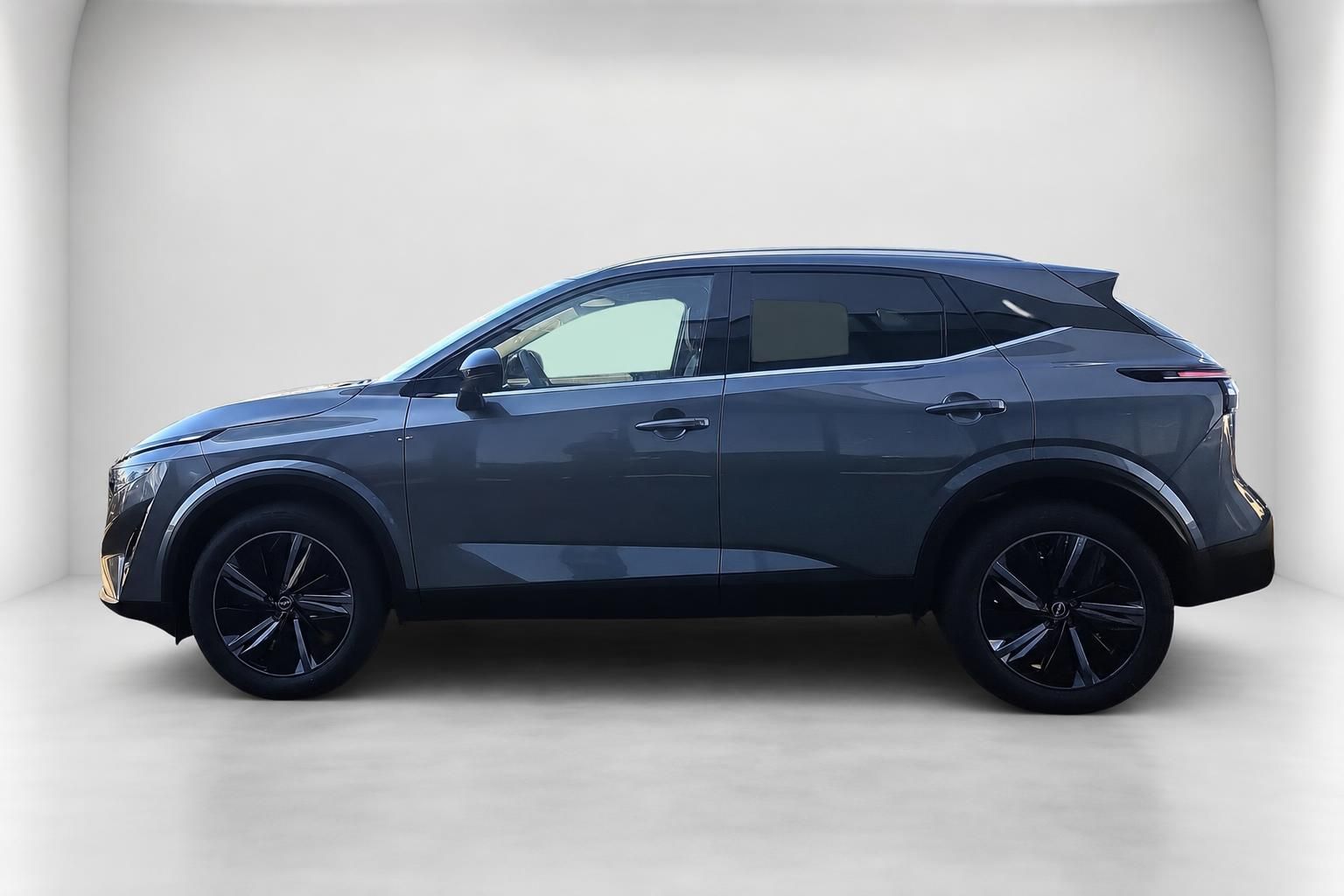 Nissan Qashqai SUV in Grau, Seitenansicht im Fotostudio