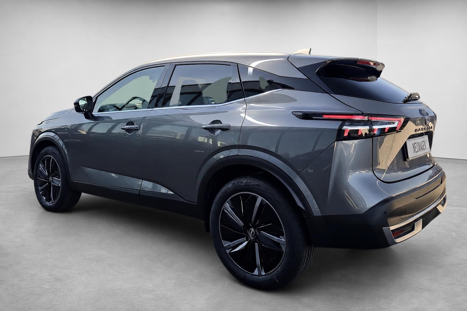 Nissan Qashqai grau, Heckansicht schräg im Studio