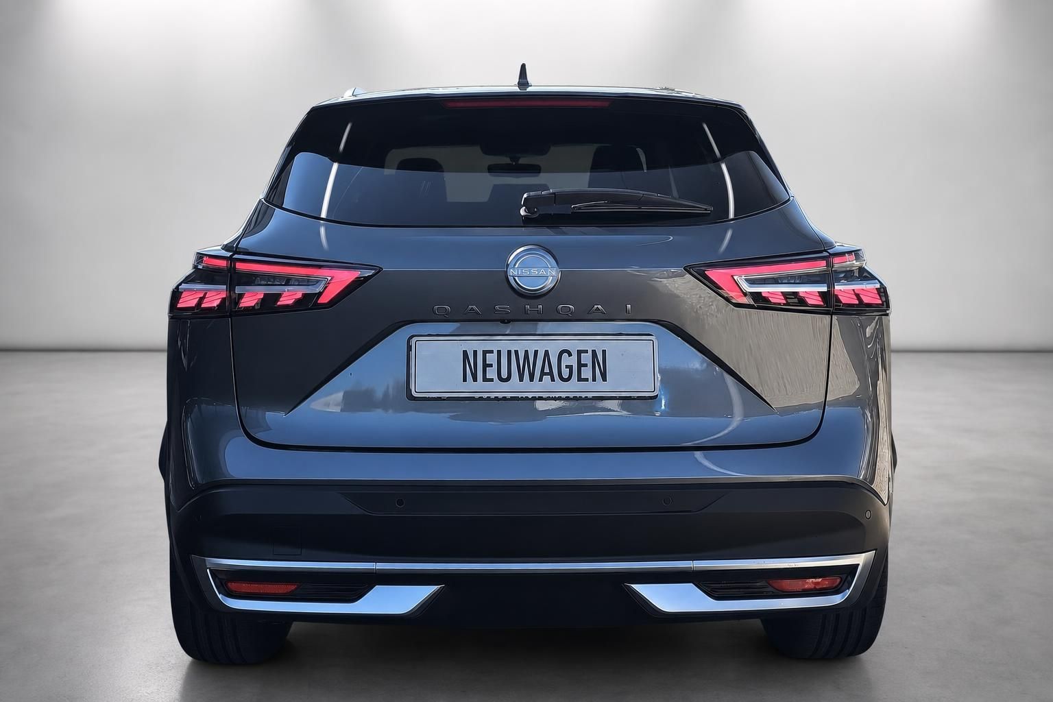 Nissan Qashqai dunkelgrau, Heckansicht frontal im Studio