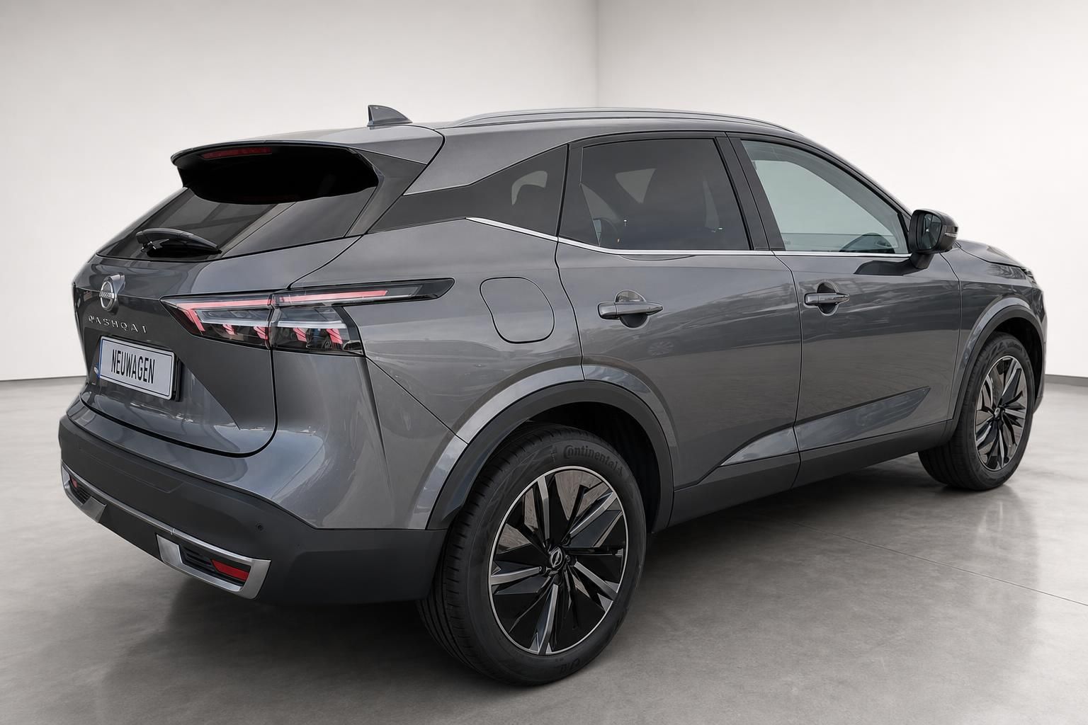 Nissan Qashqai grau, Heckansicht seitlich im Studio