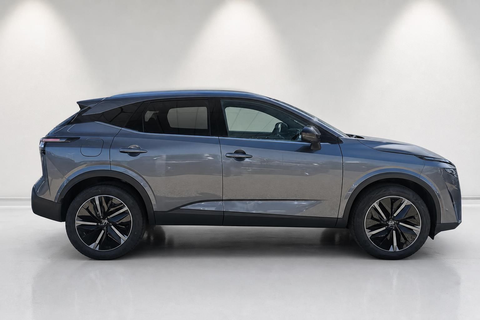 Nissan Qashqai grau, Seitenansicht komplett im Studio