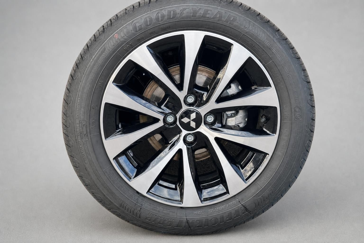 Mitsubishi Leichtmetallfelge mit Goodyear Reifen Nahaufnahme
