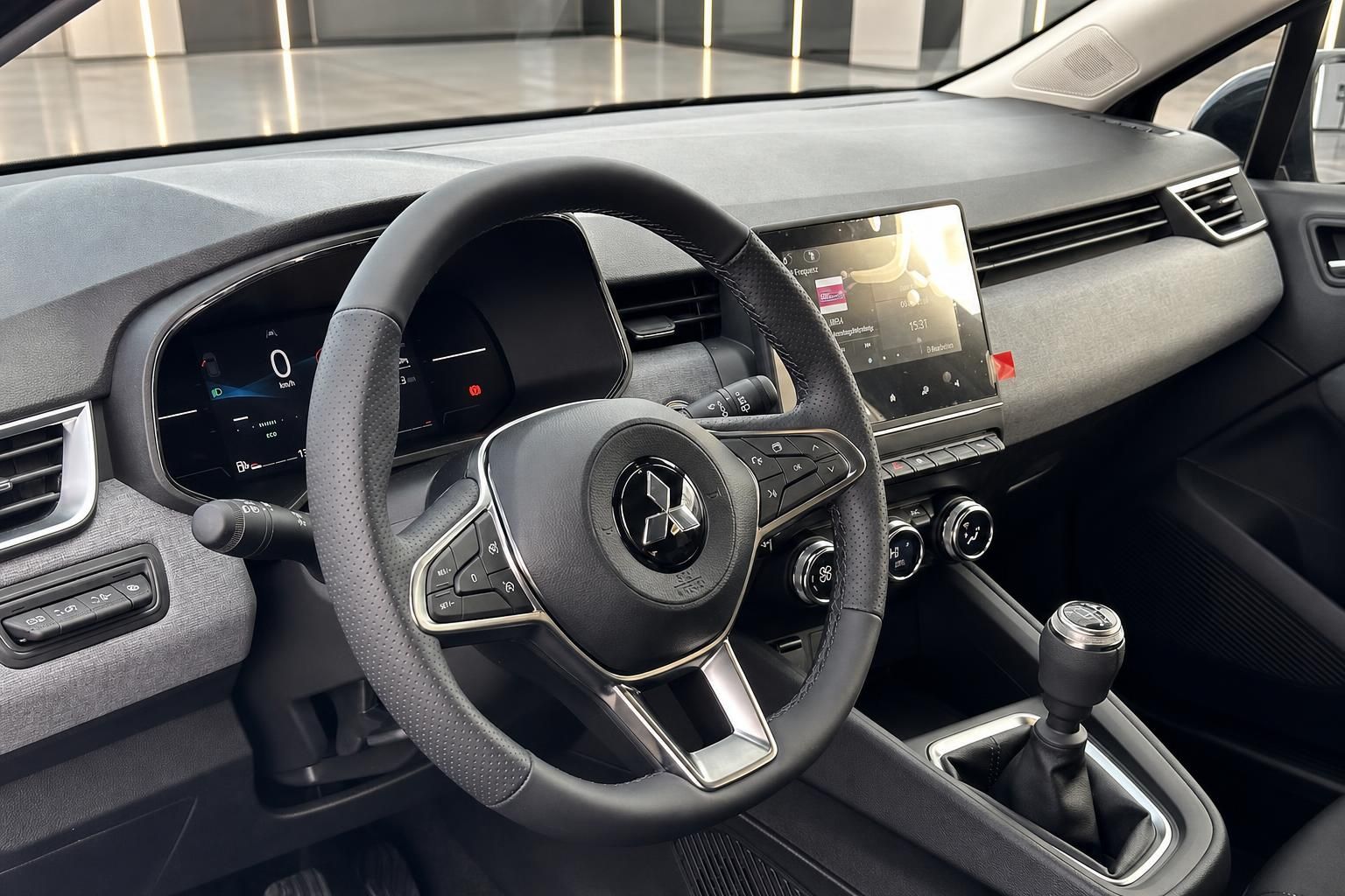 Cockpit mit Lenkrad, Digitalanzeige und Touchscreen im Fahrzeug