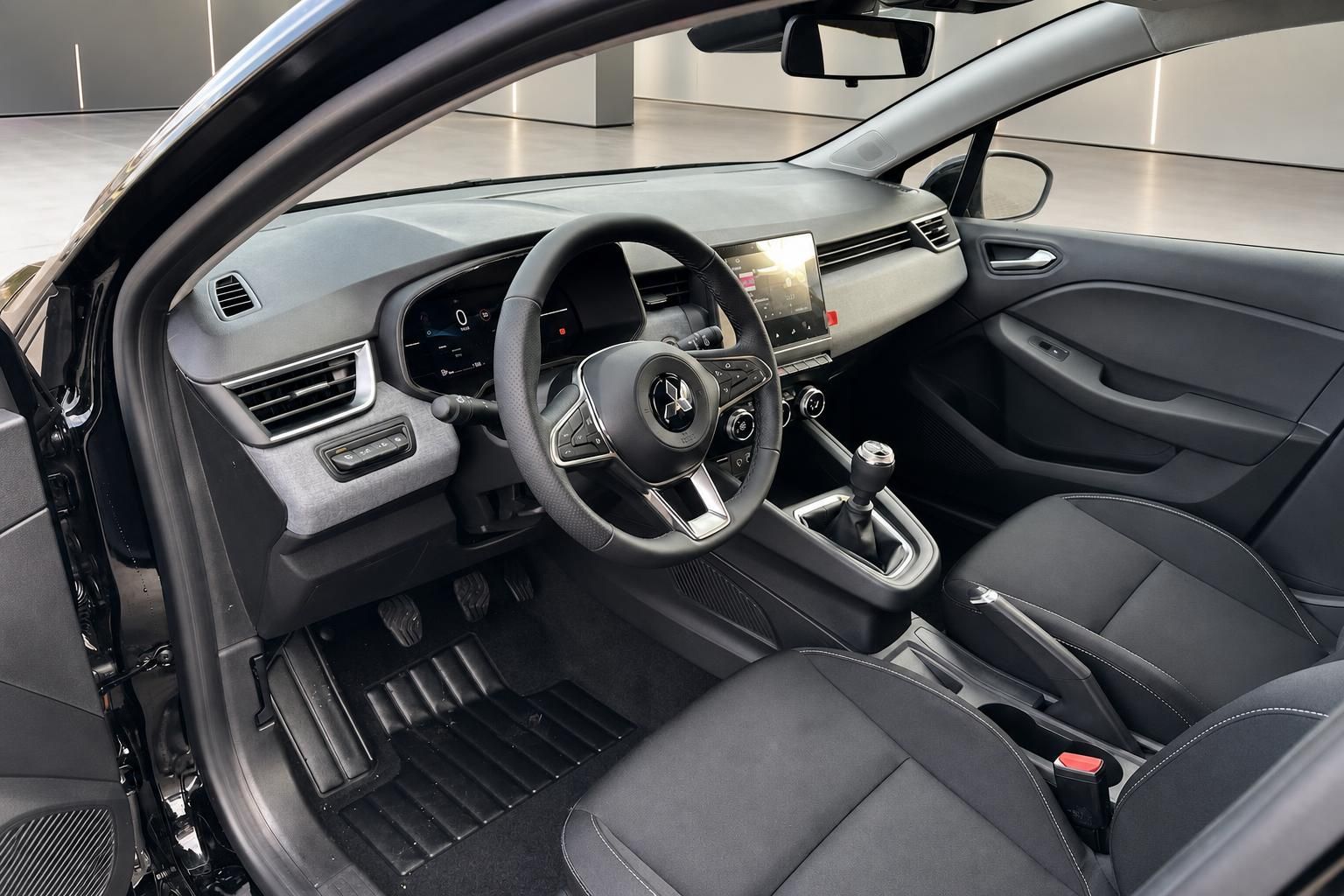Fahrzeug-Innenraum mit Cockpit, Lenkrad und Schaltgetriebe