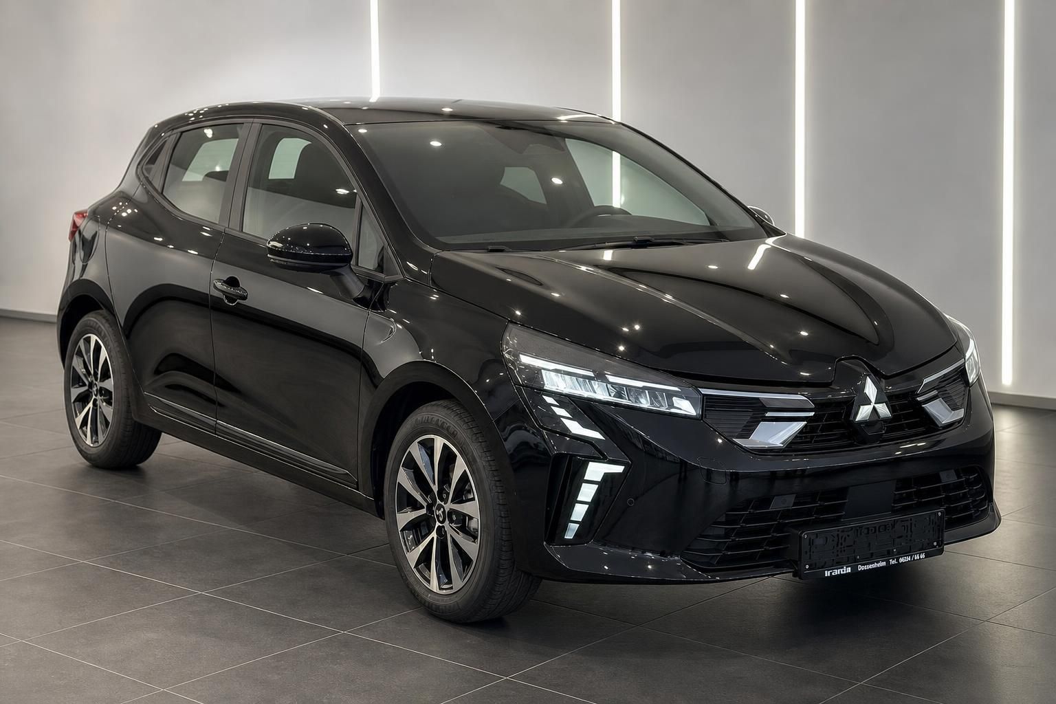 Mitsubishi Kleinwagen schwarz, Frontansicht seitlich im Autohaus