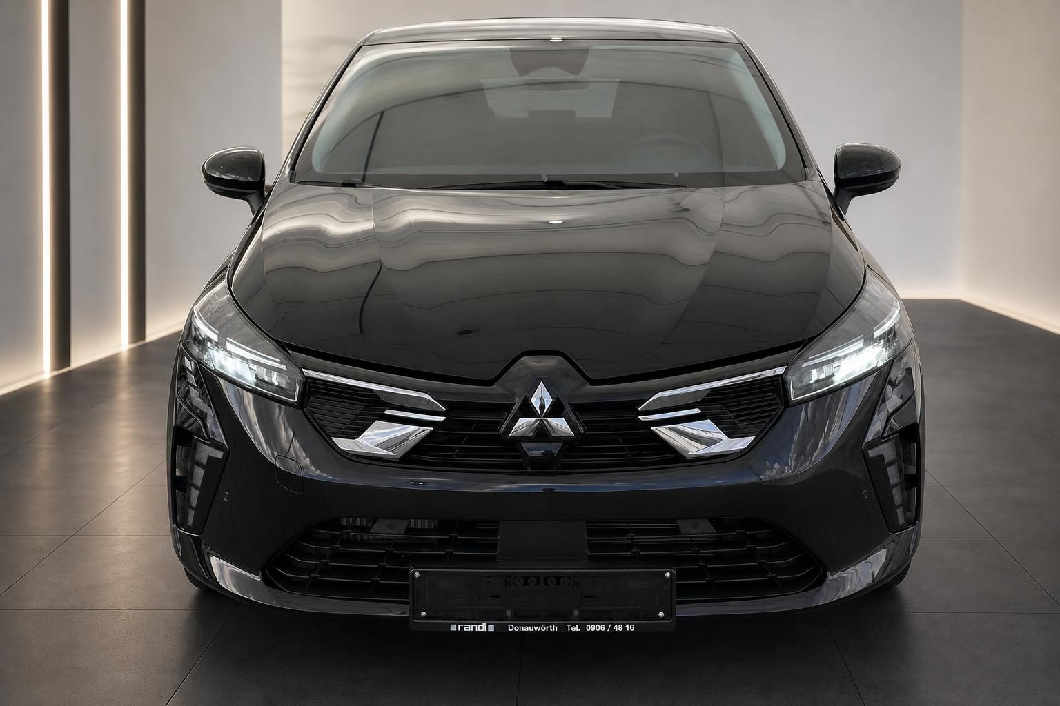Mitsubishi Kleinwagen schwarz, Frontalansicht mit Kuehlergrill