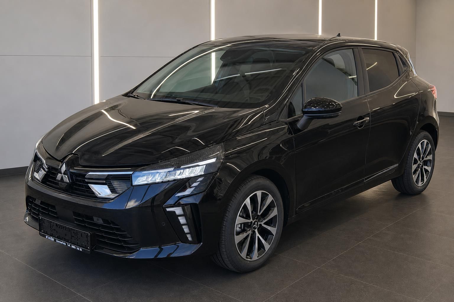 Schwarzer Mitsubishi Kleinwagen, Frontansicht im Showroom