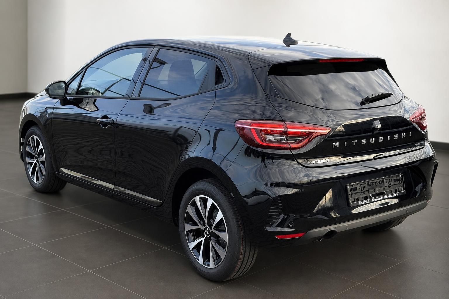 Mitsubishi Colt schwarz Heckansicht seitlich im Showroom