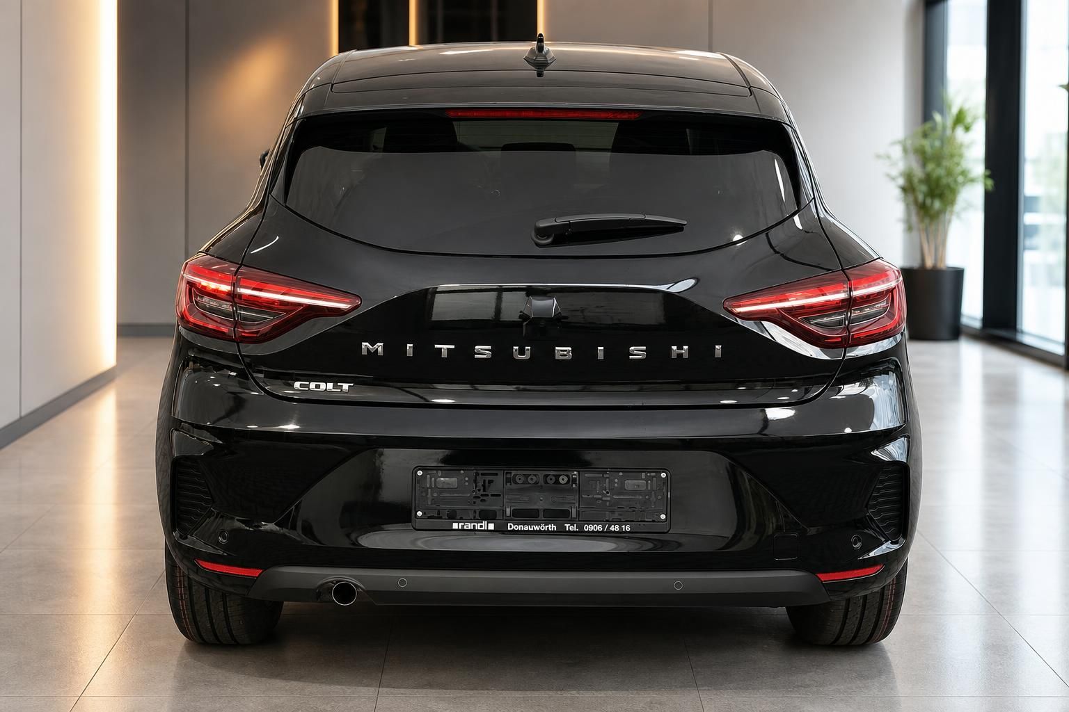 Mitsubishi Colt schwarz Heckansicht im Autohaus Showroom
