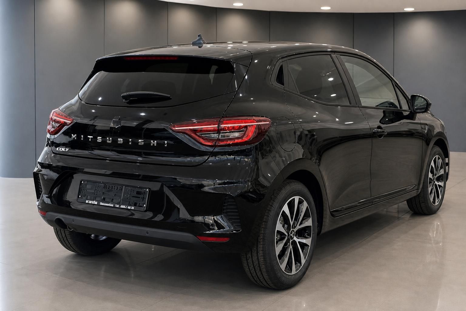 Mitsubishi Colt schwarz Heck-Seitenansicht im Showroom
