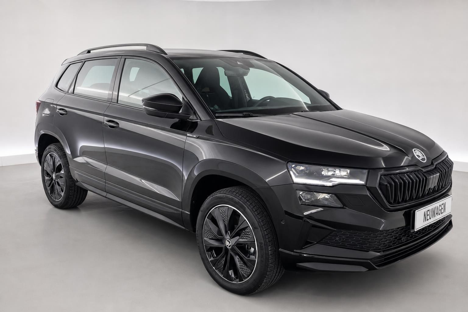 Skoda Karoq schwarz Frontansicht SUV Neuwagen Studio