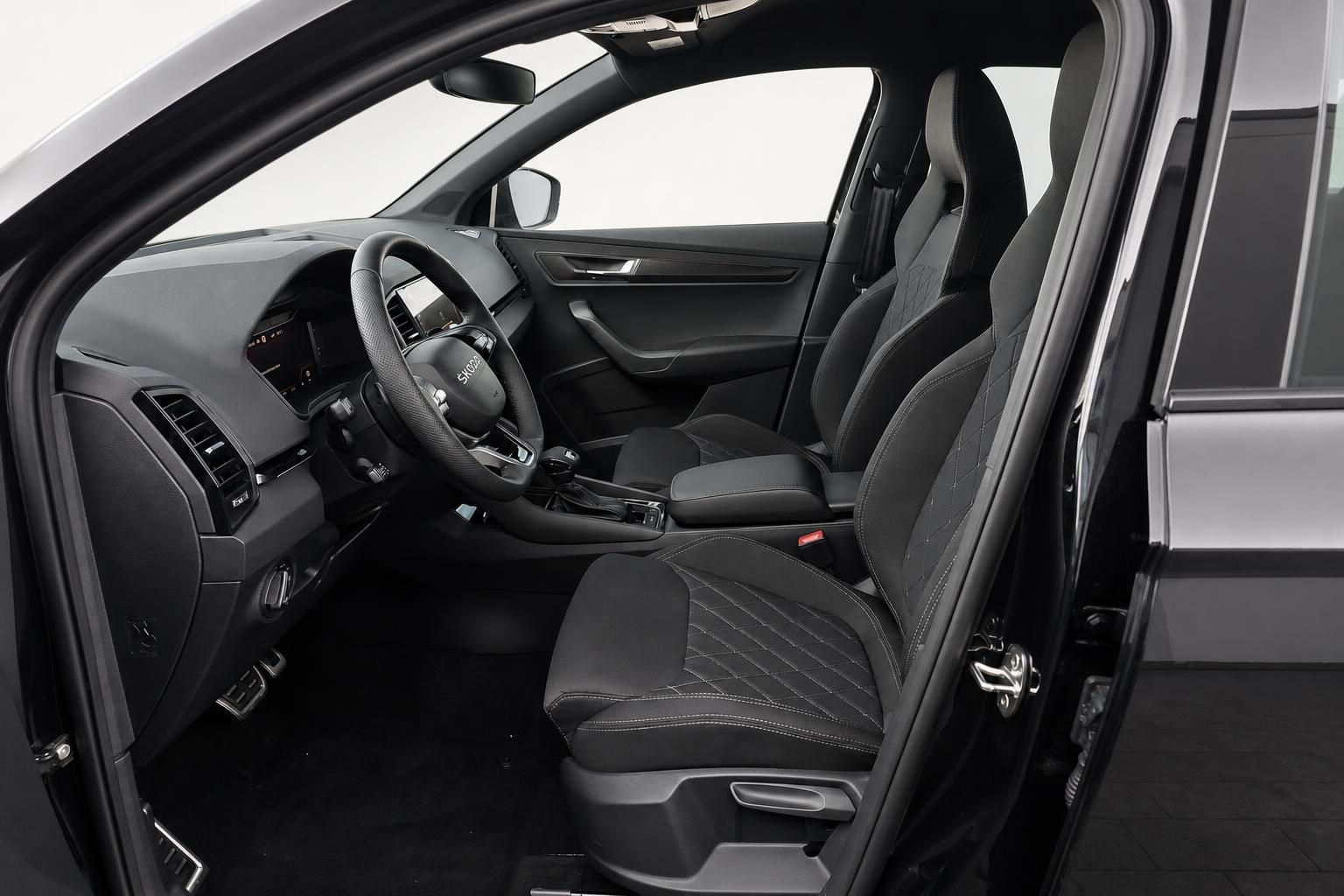 Skoda Innenraum mit schwarzen Sportsitzen und Cockpit im Detail